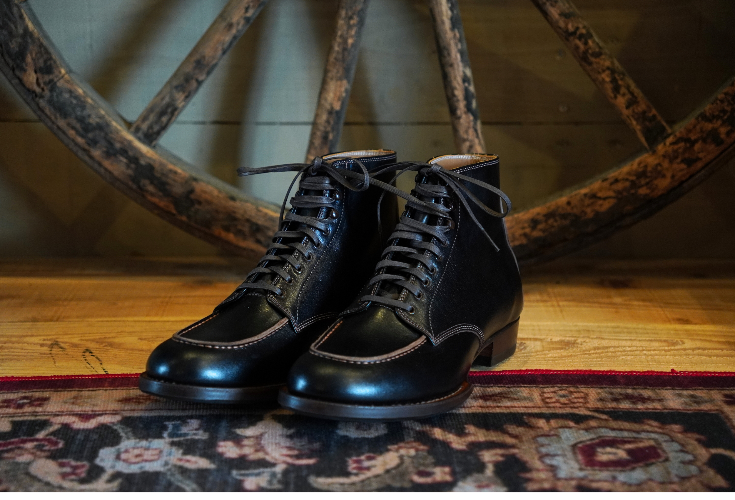 Moccasin-style boots with a French vintage taste! The 2 Monkeys