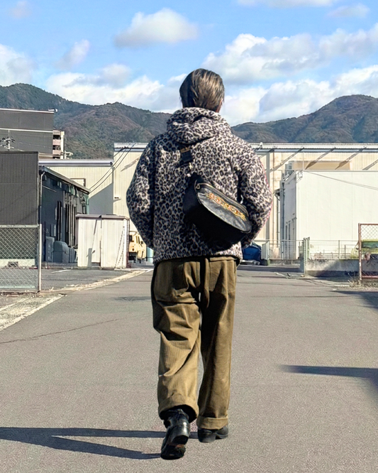CUSHMAN 　クッシュマン　より　代表の使い込んだショルダーバッグの経年変化(エイジング)が渋すぎる！　カウハイドを使用したレザーショルダーバッグ( Mサイズ )が再入荷で入ってきました♬　 29118　 LEATHER SHOULDER BAG MEDIUM
