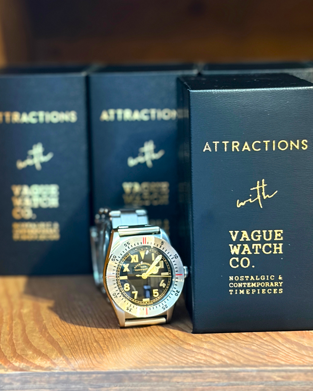 ATTRACTIONS アトラクションズ より『Attractions』×『VAGUE WATCH』のコラボレーションにより誕生したプレミアムなアニバーサリーウォッチが待望の入荷です♬ A20046 “20TH ANNIVERSARY WRIST WATCH” LIMITED EDITION