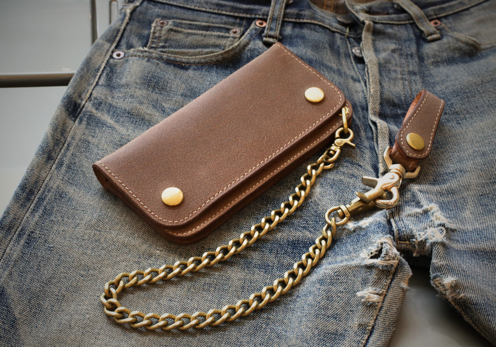 KC,s ケイシイズ より ラフアウトレザーが魅せる、唯一無二の存在感！荒々しさを纏う、Split Horween Tracker Walletのご紹介♬ H1092 SPLIT HORWEEN TRACKER WALLAT