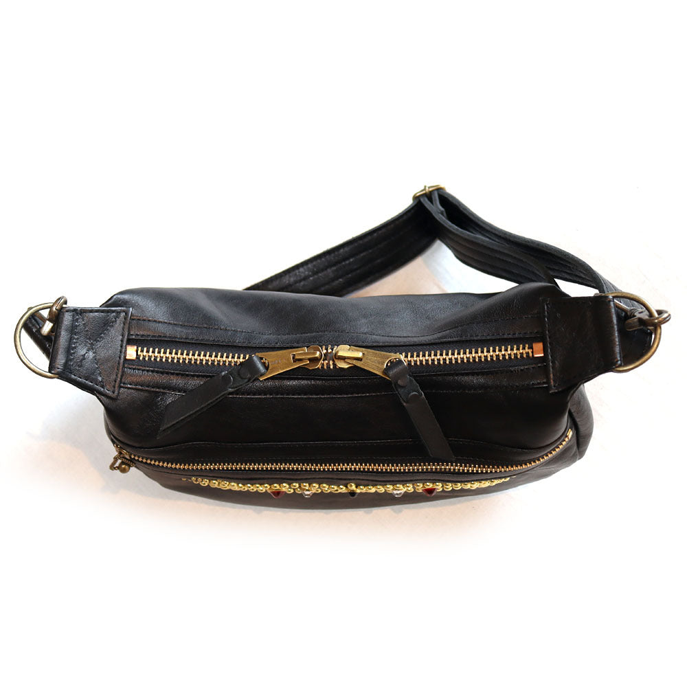 CUSHMAN クッシュマン 29118 LEATHER SHOULDER BAG MEDIUM シボ感のある カウハイド シュリンクレザー を使用した レザーショルダーバッグ ( Mサイズ ) スタッズカスタムショルダーバック 牛革 真鍮スタッズ WALDES社製ボールチェーン ジッパー