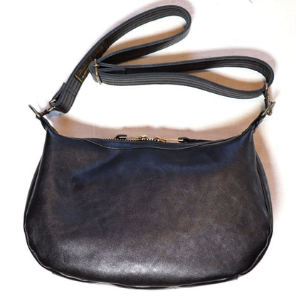 CUSHMAN クッシュマン 29118 LEATHER SHOULDER BAG MEDIUM シボ感のある カウハイド シュリンクレザー を使用した レザーショルダーバッグ ( Mサイズ ) スタッズカスタムショルダーバック 牛革 真鍮スタッズ WALDES社製ボールチェーン ジッパー