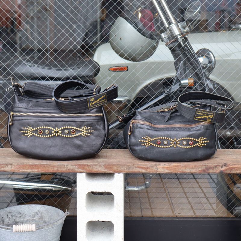 CUSHMAN クッシュマン 29118 LEATHER SHOULDER BAG MEDIUM シボ感のある カウハイド シュリンクレザー を使用した レザーショルダーバッグ ( Mサイズ ) スタッズカスタムショルダーバック 牛革 真鍮スタッズ WALDES社製ボールチェーン ジッパー