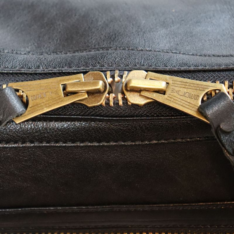 CUSHMAN クッシュマン 29118 LEATHER SHOULDER BAG MEDIUM シボ感のある カウハイド シュリンクレザー を使用した レザーショルダーバッグ ( Mサイズ ) スタッズカスタムショルダーバック 牛革 真鍮スタッズ WALDES社製ボールチェーン ジッパー