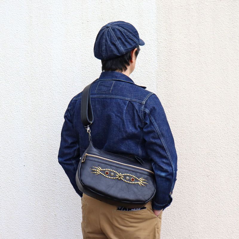 CUSHMAN クッシュマン 29118 LEATHER SHOULDER BAG MEDIUM シボ感のある カウハイド シュリンクレザー を使用した レザーショルダーバッグ ( Mサイズ ) スタッズカスタムショルダーバック 牛革 真鍮スタッズ WALDES社製ボールチェーン ジッパー