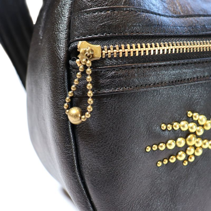 CUSHMAN クッシュマン 29118 LEATHER SHOULDER BAG MEDIUM シボ感のある カウハイド シュリンクレザー を使用した レザーショルダーバッグ ( Mサイズ ) スタッズカスタムショルダーバック 牛革 真鍮スタッズ WALDES社製ボールチェーン ジッパー