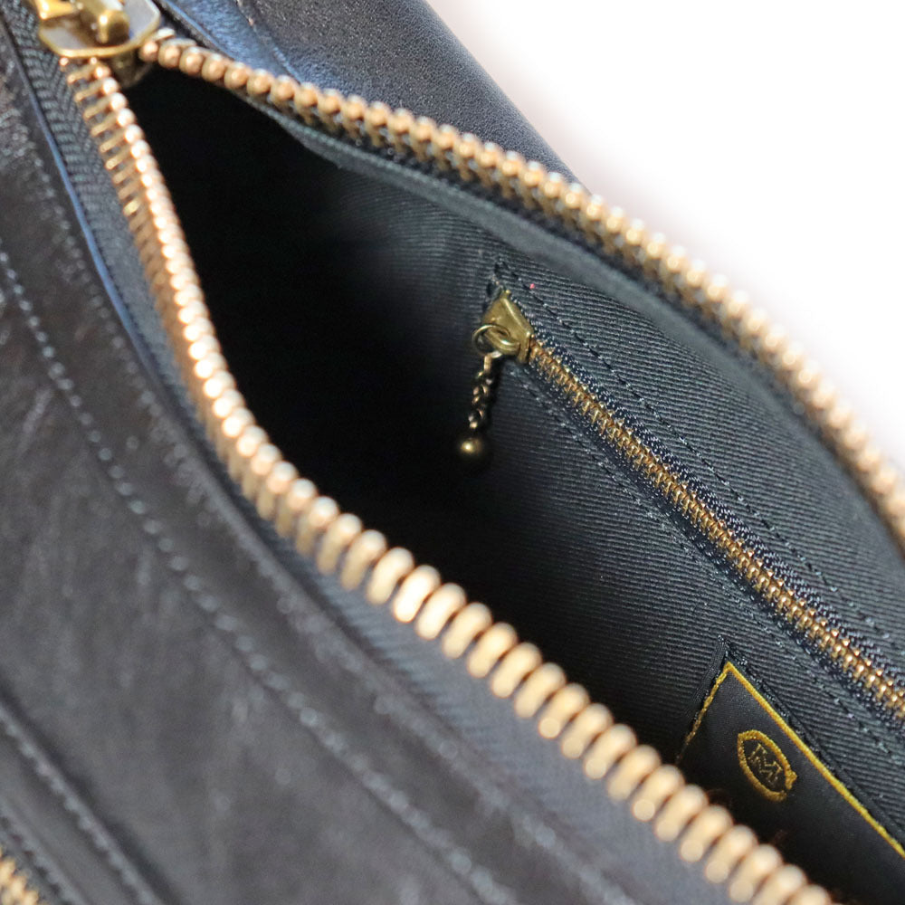 CUSHMAN クッシュマン 29118 LEATHER SHOULDER BAG MEDIUM シボ感のある カウハイド シュリンクレザー を使用した レザーショルダーバッグ ( Mサイズ ) スタッズカスタムショルダーバック 牛革 真鍮スタッズ WALDES社製ボールチェーン ジッパー