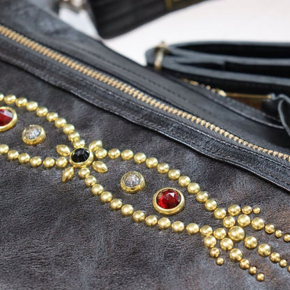 CUSHMAN クッシュマン 29118 LEATHER SHOULDER BAG MEDIUM シボ感のある カウハイド シュリンクレザー を使用した レザーショルダーバッグ ( Mサイズ ) スタッズカスタムショルダーバック 牛革 真鍮スタッズ WALDES社製ボールチェーン ジッパー