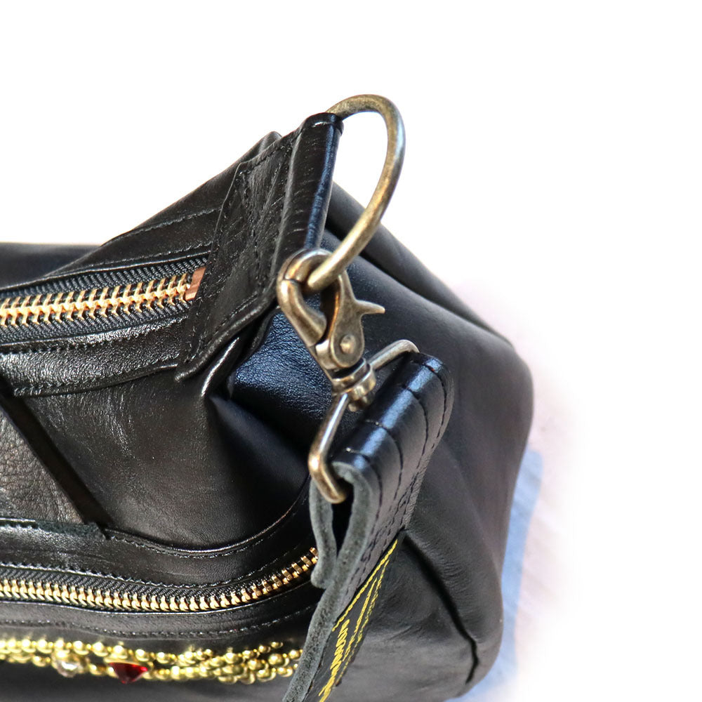 CUSHMAN クッシュマン 29118 LEATHER SHOULDER BAG MEDIUM シボ感のある カウハイド シュリンクレザー を使用した レザーショルダーバッグ ( Mサイズ ) スタッズカスタムショルダーバック 牛革 真鍮スタッズ WALDES社製ボールチェーン ジッパー