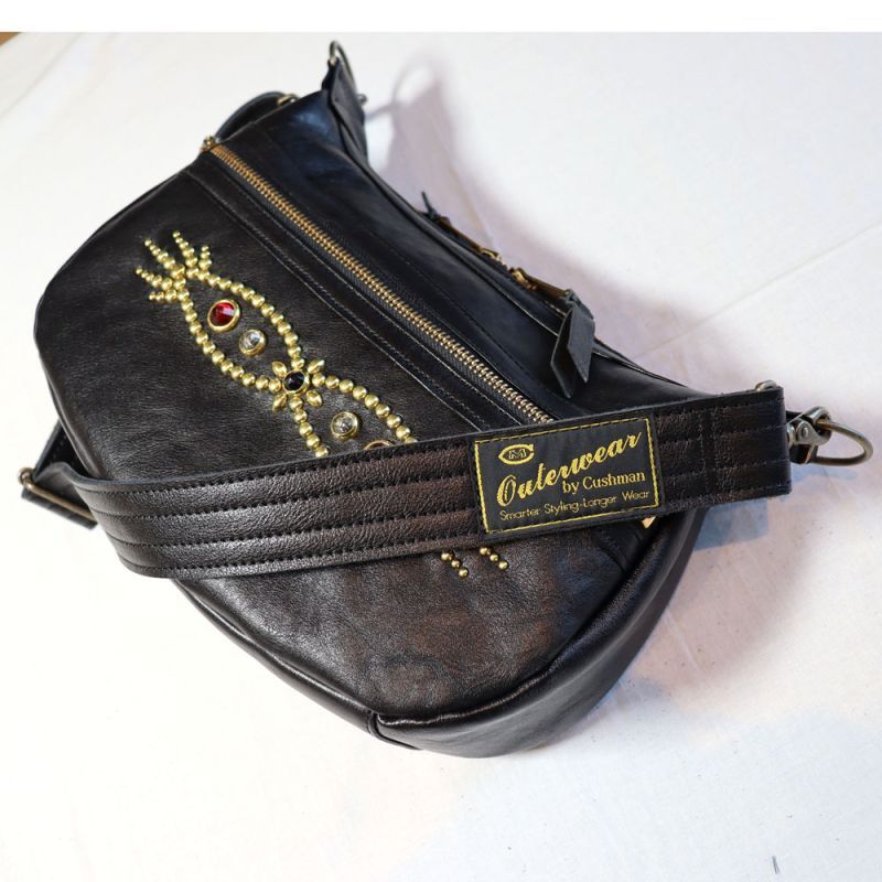 CUSHMAN クッシュマン 29118 LEATHER SHOULDER BAG MEDIUM シボ感のある カウハイド シュリンクレザー を使用した レザーショルダーバッグ ( Mサイズ ) スタッズカスタムショルダーバック 牛革 真鍮スタッズ WALDES社製ボールチェーン ジッパー