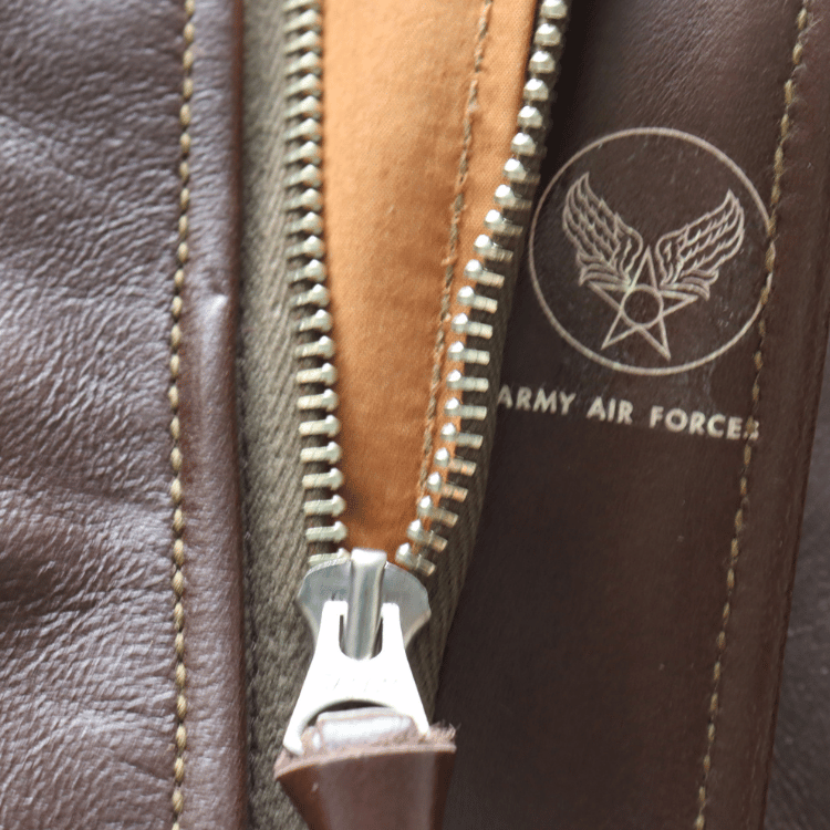 BUZZ RICKSON'S バズリクソンズ BR80659 Type A-2 “A.C. No.W535 ac 29191 BUZZ RICKSON MFG.CORP.” ブロンコ社 1942年製造モデル 陸軍航空隊 あずき色 赤褐色のラセットブラウン ステッチワーク クロスステッチ